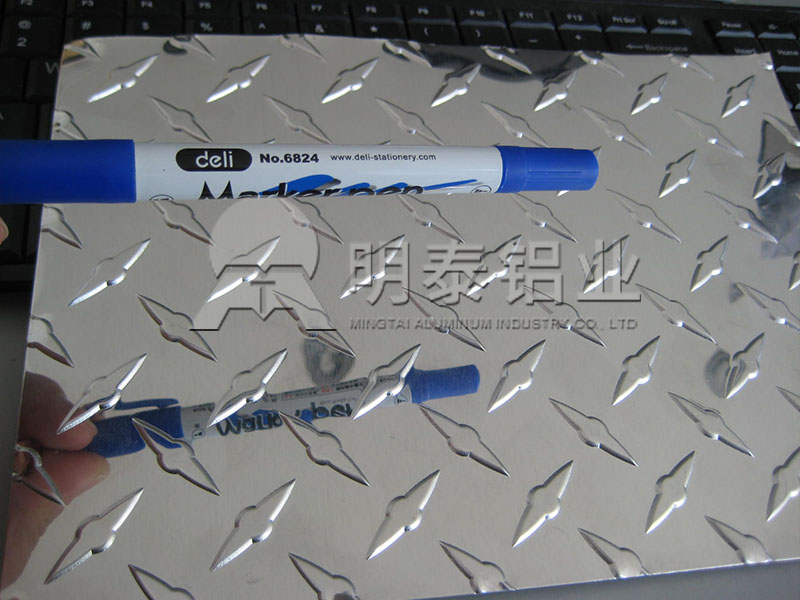 3003-H22花纹铝板_工具箱用指针型花纹铝板多少钱一吨？